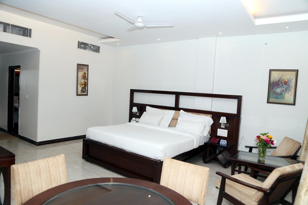 Hotel Classic International Dehradun Eksteriør billede